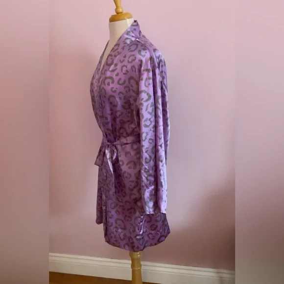 La SENZA Satin Robe in Lavender Leopard Print - Picture 2 of 7